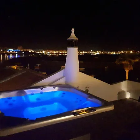 Dom wakacyjny Waterfront Large Terrace Hot Tub & 200M To Beach *